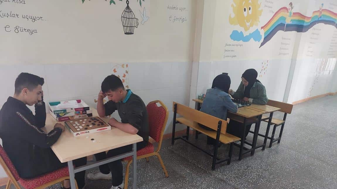 KTS Projesi Kapsamında Okul Koridorlarında Mangala, Satranç Oyunlarının Yerleştirilmesi