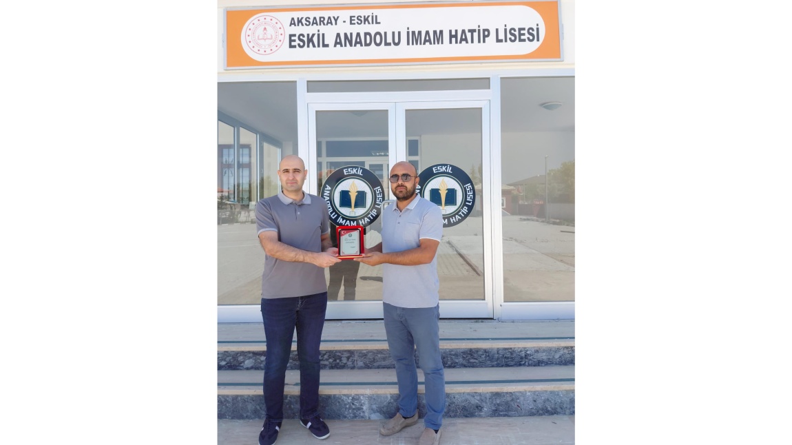 OKULUMUZDAN AYRILAN ÖĞRETMENİMİZE PLAKET 